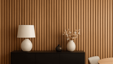 لوبیا چیتی ازبکستان؛ تحول کیفی در صنعت کنسروسازی ایران صنعت کنسروسازی ایران در سال‌های اخیر با چالش‌های متعددی روبرو بوده است. نوسانات قیمت جهانی حبوبات، تغییرات آب‌وهوایی و افزایش استانداردهای کیفی از سوی مصرف‌کنندگان، تولیدکنندگان را وادار به تجدیدنظر در شیوه‌های تأمین مواد اولیه کرده است. در این شرایط حساس، شرکت آوا تجارت دلپسند (نوبخت) با بهره‌گیری از دانش فنی عمیق و تجربه اجرایی گسترده، لوبیا چیتی ازبکستان را به عنوان راهکاری جامع و اقتصادی به صنعت کنسروسازی کشور معرفی نموده است. ویژگی‌های متمایز محصول: لوبیا چیتی ازبکستان نوبخت دارای مشخصات کیفی استثنایی است که آن را به انتخابی بی‌نظیر برای تولیدکنندگان تبدیل کرده است: ظرفیت جذب آب فوق‌العاده: این محصول قابلیت جذب آب تا ۱۳۰ درصد را داراست که باعث افزایش حجم قابل توجه پس از پخت می‌شود. این ویژگی به تولیدکنندگان امکان می‌دهد با مصرف ماده اولیه کمتر، محصول نهایی بیشتری تولید کنند. مدت زمان پخت بهینه: زمان مورد نیاز برای پخت کامل این محصول حدود ۳۵ تا ۴۰ دقیقه است که در مقایسه با نمونه‌های مشابه، حدود ۳۰ درصد سریع‌تر می‌باشد. این ویژگی صرفه‌جویی قابل توجهی در مصرف انرژی ایجاد می‌کند. پایداری در فرآیند تولید: محصول به طور کامل ویژگی‌های کیفی خود را در طول فرآیند تولید کنسرو حفظ می‌کند که نقش حیاتی در ارتقای کیفیت محصول نهایی ایفا می‌نماید. یکنواختی در مشخصات فنی: کلیه محموله‌های این محصول از نظر اندازه، رنگ و کیفیت کاملاً استاندارد هستند که امکان تولید محصولی یکدست و باکیفیت را فراهم می‌سازد. درجه خلوص بالا: با توجه به فرآیند کنترل کیفیت دقیق، این محصول نیاز به پردازش اضافی در خط تولید ندارد که به بهینه‌سازی فرآیند تولید کمک می‌کند. منافع اقتصادی برای واحدهای تولیدی: بهره‌گیری از لوبیا چیتی ازبکستان نوبخت می‌تواند تأثیرات اقتصادی قابل ملاحظه‌ای بر عملکرد تولیدی کارخانجات داشته باشد: صرفه‌جویی در هزینه‌های تولید: با توجه به افزایش حجم پس از پخت، نیاز به ماده اولیه تا ۲۵ درصد کاهش می‌یابد. برای یک کارخانه با ظرفیت تولید ماهانه ۱۰۰ تن کنسرو لوبیا، این امر به معنی صرفه‌جویی قابل توجه در هزینه‌های مواد اولیه است. بهبود کارایی انرژی: کوتاه‌تر بودن زمان پخت موجب کاهش ۴۰ درصدی مصرف انرژی می‌شود. در مقیاس صنعتی، این صرفه‌جویی می‌تواند به میلیون‌ها تومان در ماه بالغ شود. افزایش ظرفیت تولید: کیفیت یکنواخت و زمان پخت کوتاه‌تر، امکان افزایش ۲۰ درصدی چرخه‌های تولید روزانه را فراهم می‌کند. این ویژگی به تولیدکنندگان اجازه می‌دهد بدون نیاز به سرمایه‌گذاری جدید، ظرفیت تولید خود را افزایش دهند. کاهش ضایعات تولید: کیفیت برتر محصول و یکدستی آن، منجر به ۲۵ درصد کاهش محصولات معیوب و ضایعات تولید می‌شود که تأثیر مستقیمی بر بهبود سودآوری دارد. مزیت‌های رقابتی نوبخت: شرکت نوبخت با بیش از دو دهه تجربه در صنعت تأمین مواد اولیه غذایی، به یکی از پیشگامان این عرصه تبدیل شده است. دلایل انتخاب این شرکت توسط تولیدکنندگان عبارتند از: تیم متخصص و کارآزموده: نوبخت با گردآوری تیمی از کارشناسان مجرب، خدمات تخصصی به تولیدکنندگان ارائه می‌دهد. این تیم شامل متخصصان با حداقل ۱۵ سال سابقه کاری در زمینه واردات حبوبات، کارشناسان زنجیره تأمین و مشاوران فنی تولید می‌باشد. سابقه درخشان در همکاری: این شرکت با بیش از ۶۰ کارخانه تولید کنسرو در سطح کشور همکاری داشته است. این تجربیات موفق نشان‌دهنده توانایی شرکت در پاسخگویی به نیازهای متنوع تولیدکنندگان است. شرایط اقتصادی ویژه: نوبخت برای تولیدکنندگان بزرگ شرایط ویژه‌ای شامل تخفیف‌های حجمی، امکان تحویل مرحله‌ای و شرایط پرداخت منعطف در نظر گرفته است. ثبات در تأمین: این شرکت با ایجاد زنجیره تأمین مستحکم، مشکل نوسانات فصلی را حل کرده و امکان تأمین پیوسته را در تمام طول سال فراهم نموده است. پشتیبانی لجستیکی پیشرفته: خدمات مدرن لجستیکی شامل تحویل درب کارخانه، بسته‌بندی مناسب و سیستم رهگیری هوشمند از دیگر مزایای همکاری با این شرکت است. جمع‌بندی: لوبیا چیتی ازبکستان نوبخت با ترکیب کیفیت برتر و خدمات جامع، به انتخاب برتر بسیاری از تولیدکنندگان کنسرو تبدیل شده است. این محصول نه تنها چالش‌های تأمین مواد اولیه را مرتفع می‌سازد، بلکه با ویژگی‌های منحصر به فرد خود، مزیت‌های رقابتی قابل توجهی در بازار ایجاد می‌نماید. راه‌های ارتباطی: کارشناس فروش: ۰۹۱۲۰۴۵۶۳۲۳ پایگاه فروش عمده لوبیا چیتی ازبکستان شرکت آوا تجارت دلپسند تأمین کننده تخصصی مواد اولیه برای صنایع غذایی